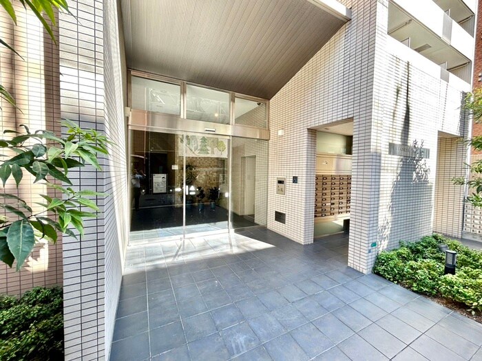 物件外観写真2　(エントランス部分)