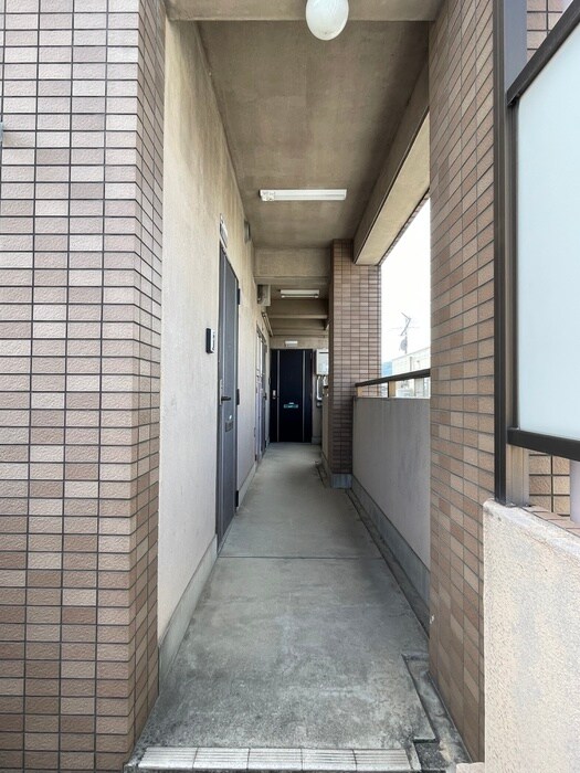 物件外観写真4　(エントランス部分)