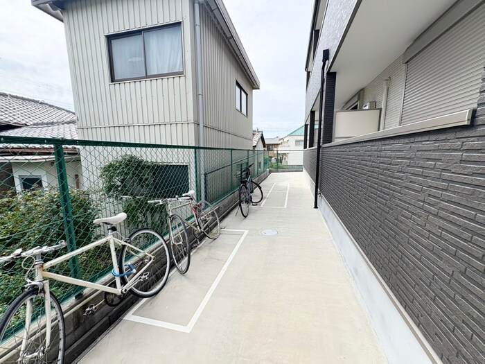物件外観写真4　(駐輪場)