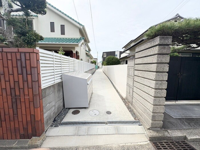 物件外観写真5　(エントランス部分)