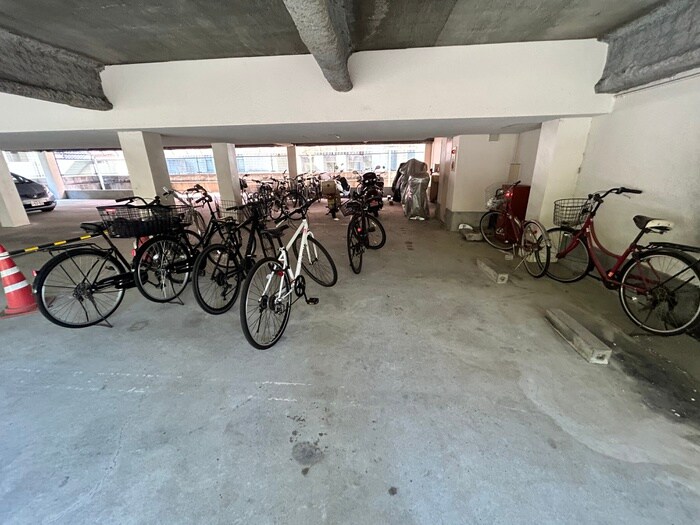 物件外観写真4　(駐輪場)