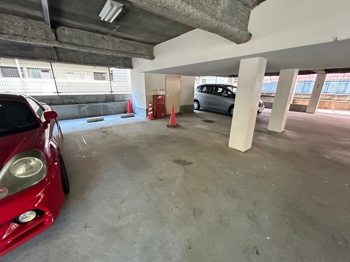 物件外観写真5　(駐車場)