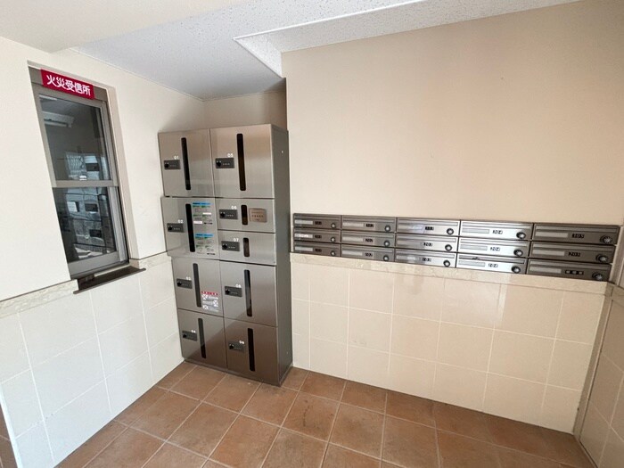 物件外観写真6　(エントランス部分)