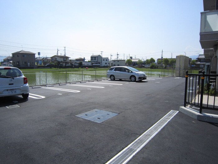 物件外観写真2　(駐車場)