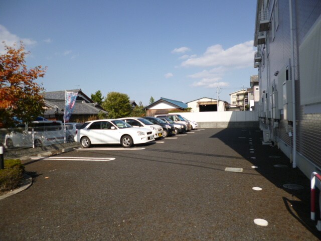 物件外観写真3　(駐車場)