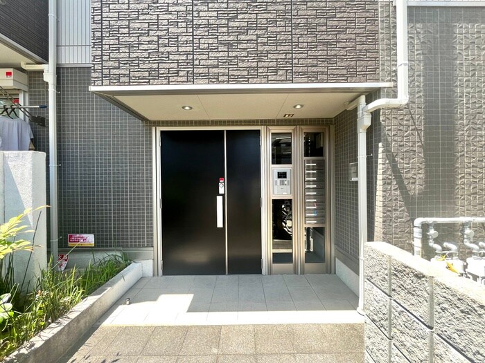 物件外観写真2　(エントランス部分)