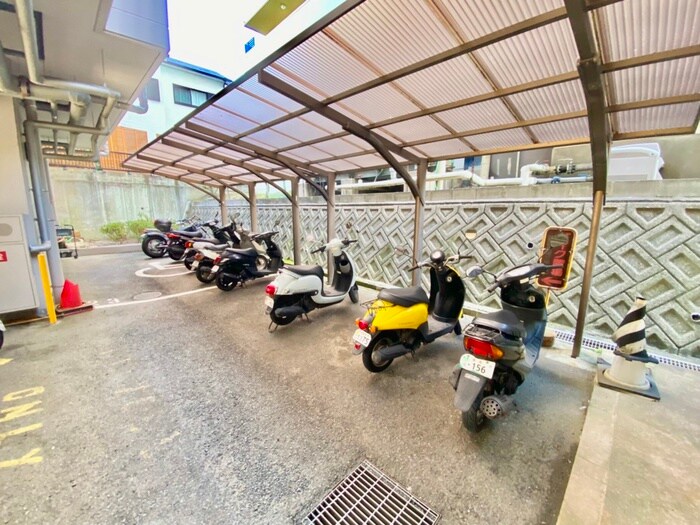 物件外観写真6　(バイク置き場)
