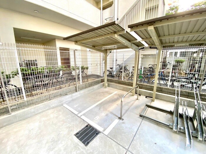 物件外観写真6　(バイク置き場)