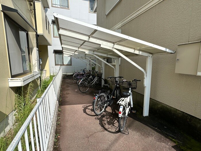 物件外観写真4　(駐輪場)