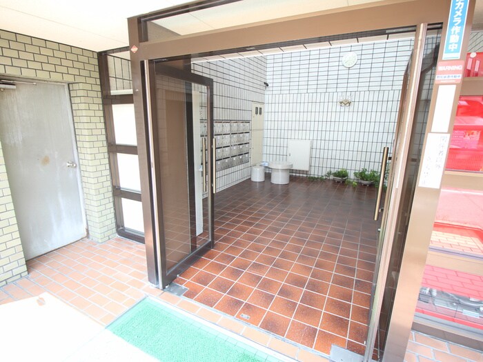 物件外観写真3　(エントランス部分)