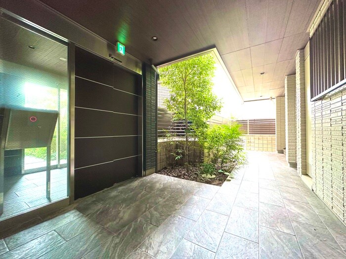 物件外観写真3　(エントランス部分)