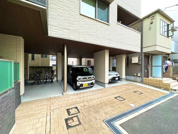 物件外観写真5　(駐車場)