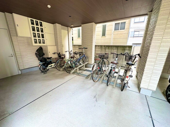 物件外観写真6　(駐輪場)