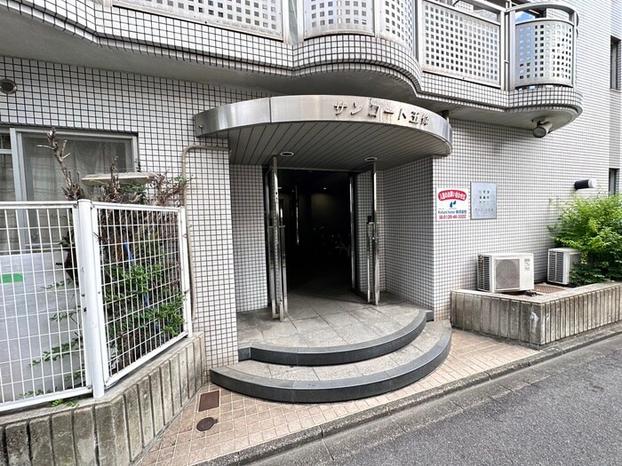 物件外観写真3　(エントランス部分)