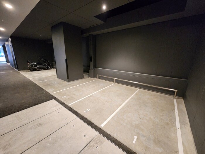 物件外観写真6　(バイク置き場)