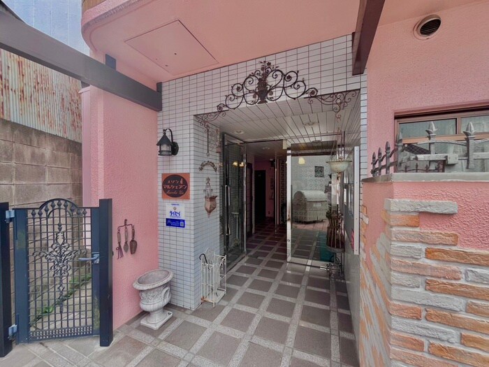 物件外観写真2　(エントランス部分)