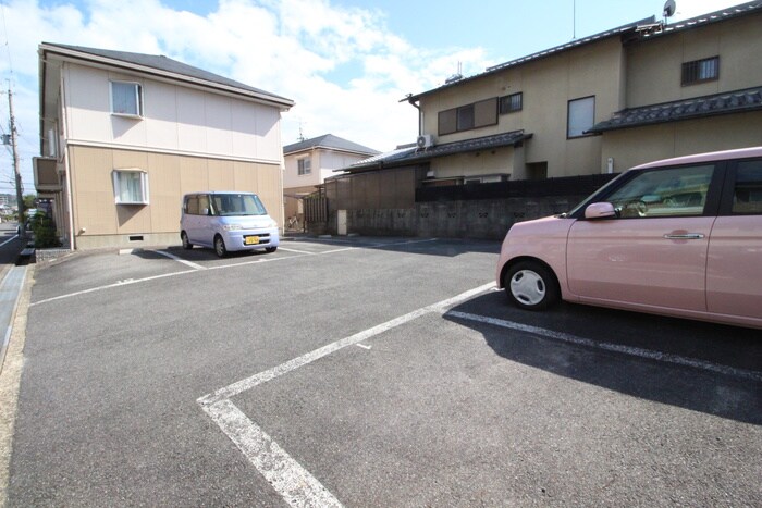 物件外観写真3　(駐車場)