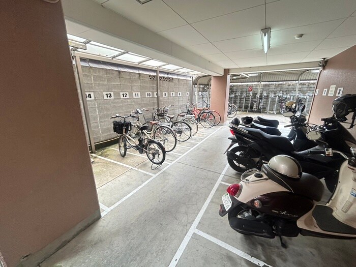 物件外観写真6　(駐輪場)