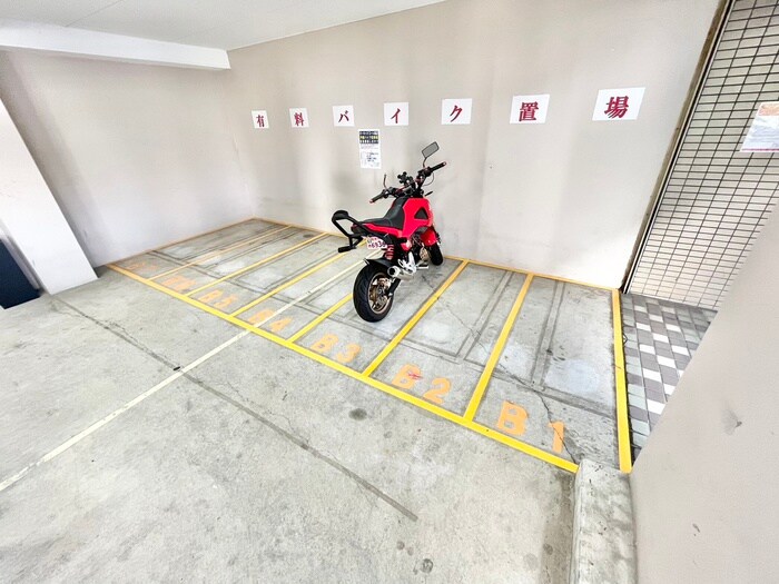 物件外観写真6　(バイク置き場)