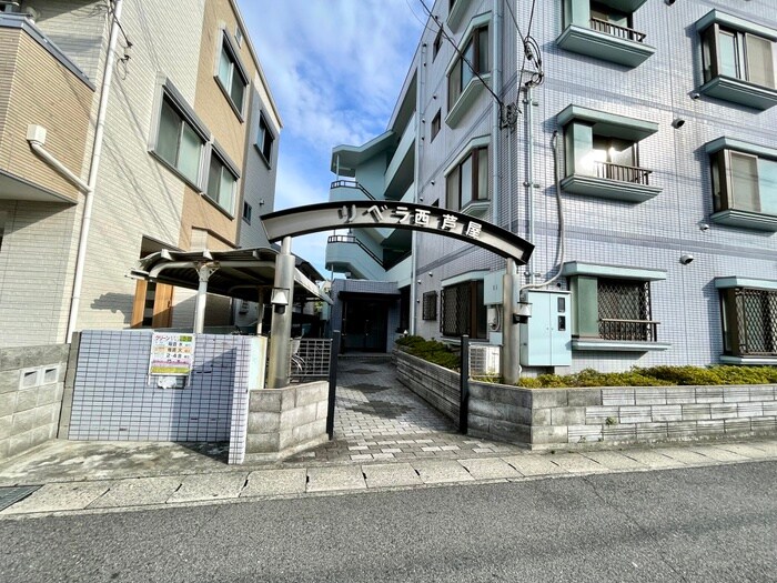 物件外観写真4　(エントランス部分)