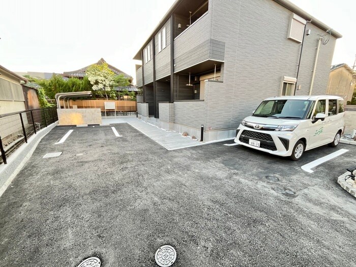 物件外観写真5　(駐車場)