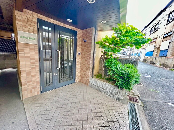 物件外観写真6　(エントランス部分)
