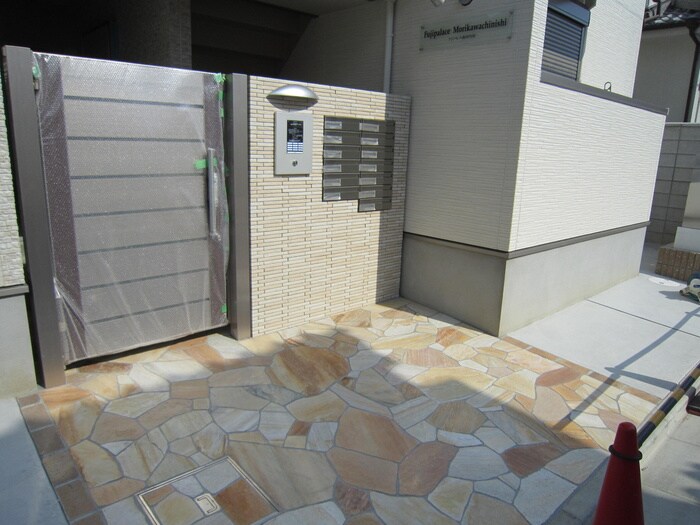 物件外観写真2　(エントランス部分)