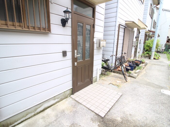 物件外観写真3　(エントランス部分)