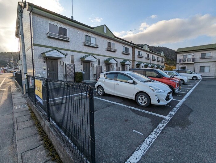 物件外観写真2　(駐車場)