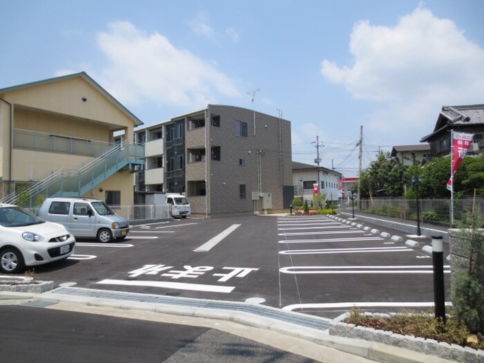 物件外観写真4　(駐車場)