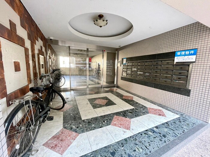 物件外観写真4　(エントランス部分)