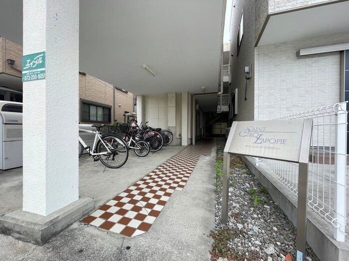 物件外観写真3　(エントランス部分)