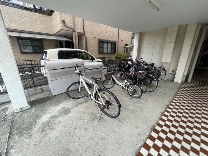 物件外観写真4　(駐輪場)