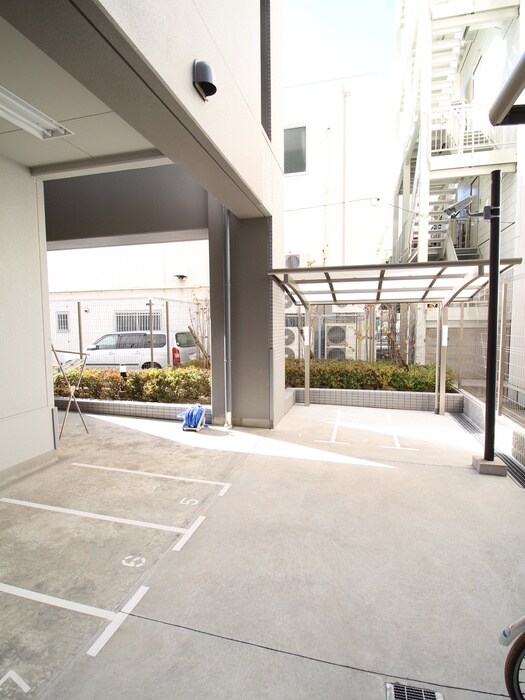 物件外観写真6　(バイク置き場)