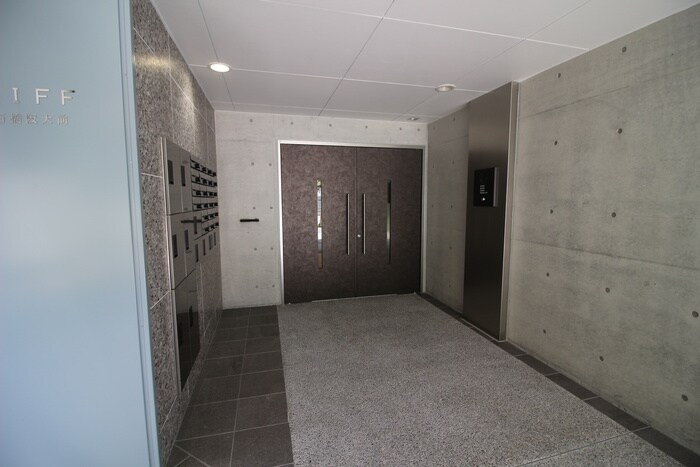 物件外観写真3　(エントランス部分)