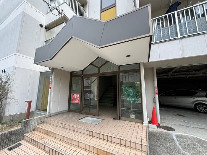 物件外観写真2　(エントランス部分)