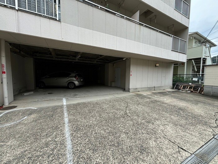 物件外観写真3　(駐車場)