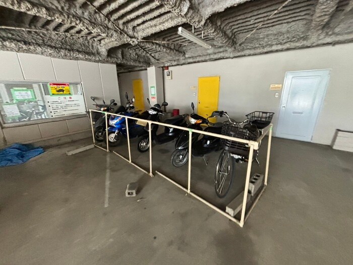 物件外観写真4　(バイク置き場)