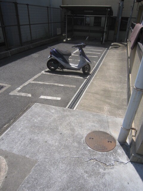 物件外観写真3　(バイク置き場)