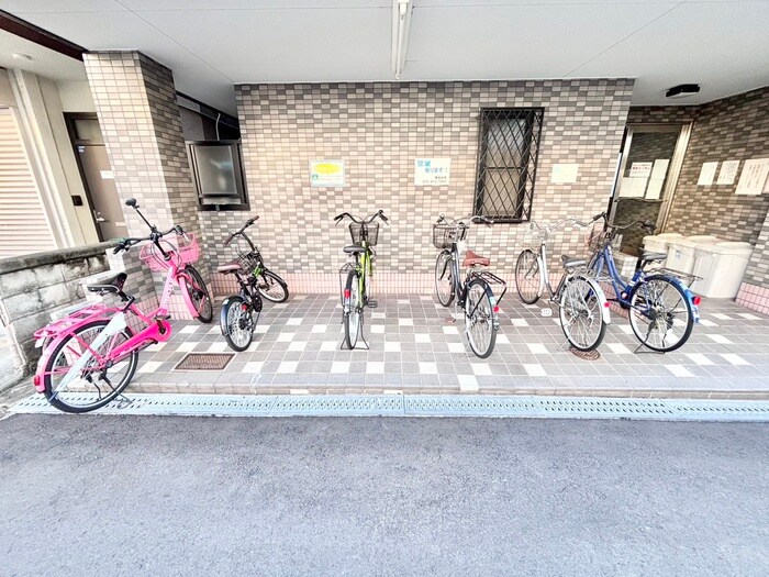 物件外観写真3　(駐輪場)