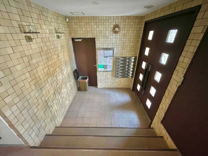 物件外観写真3　(エントランス部分)