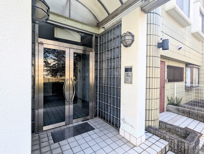 物件外観写真4　(エントランス部分)