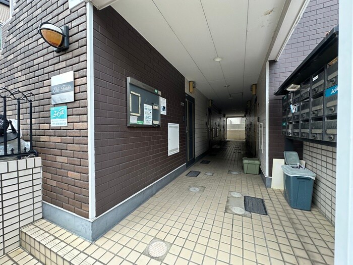 物件外観写真4　(エントランス部分)