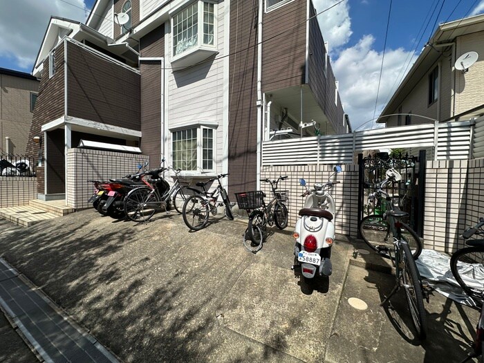 物件外観写真6　(バイク置き場)