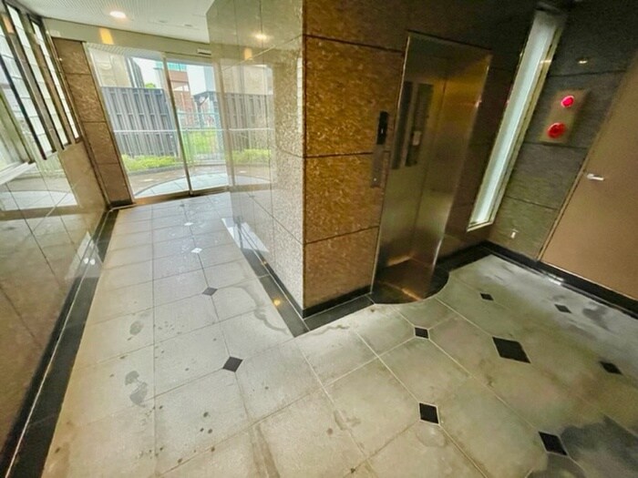 物件外観写真5　(エントランス部分)