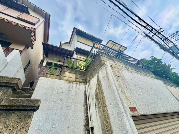 物件外観写真5　(エントランス部分)