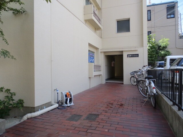 物件外観写真2　(エントランス部分)