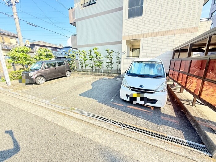 物件外観写真3　(駐車場)
