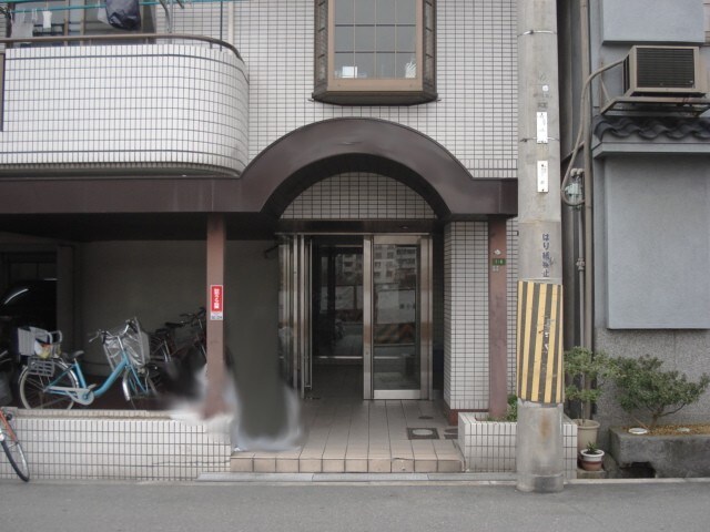 物件外観写真3　(エントランス部分)