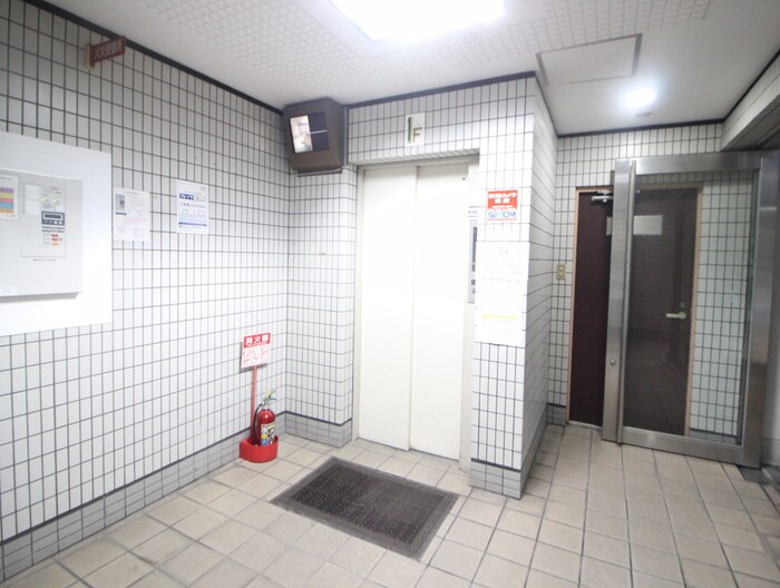 物件外観写真6　(エントランス部分)